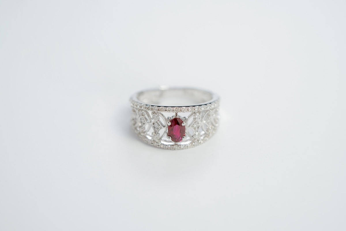 天然ダイヤモンドの証「蛍光性」とは？ – HARADA Jewelry Online