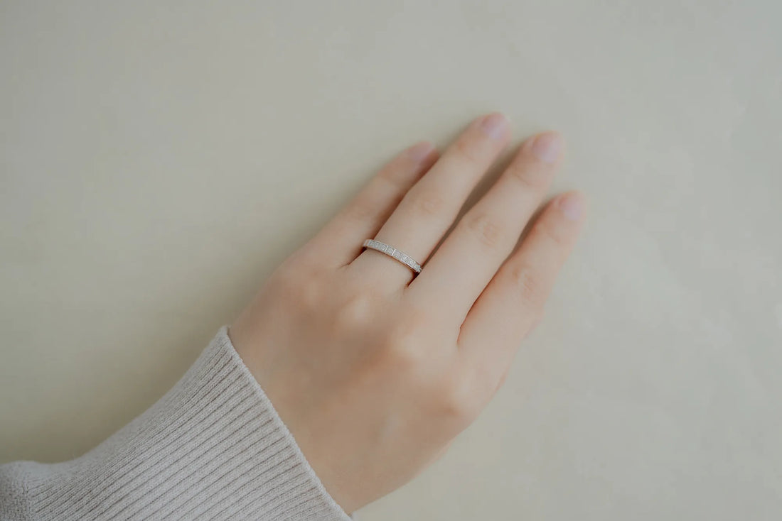 新井貴子が365日手放せない マストハブ「ショパール アイスキューブ」リング ─ 夫婦お揃いで重ねる、面で光らせる一生モノ