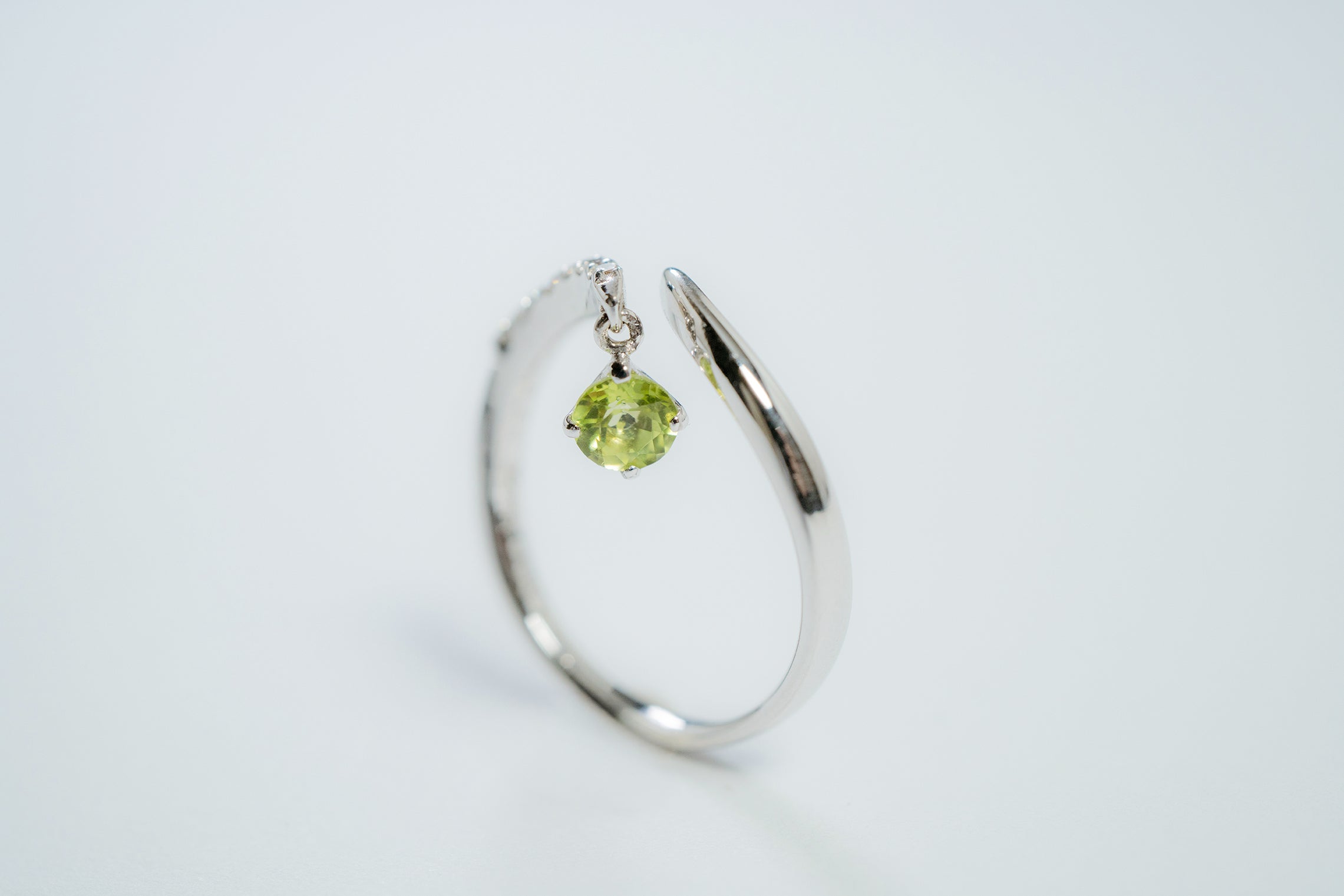 【8月の誕生石 ペリドット】名前の由来や効果とは？気になる石言葉も解説