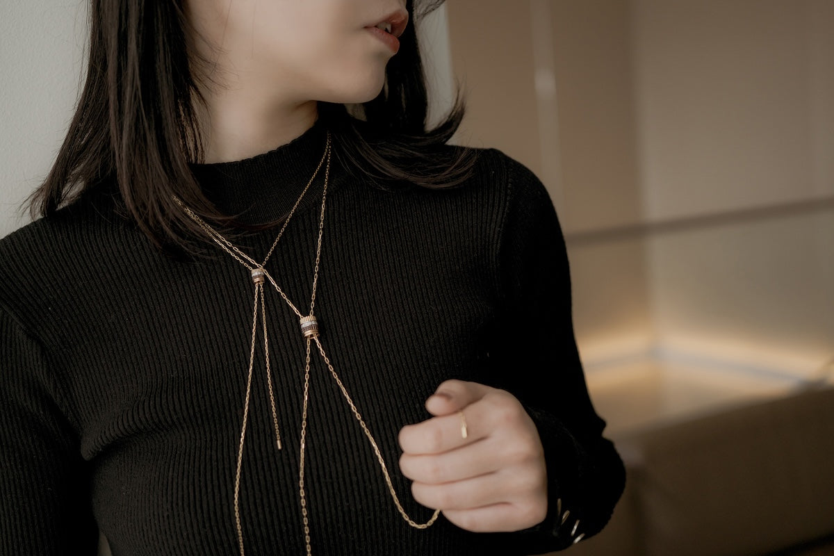 ブシュロン キャトル クラシック タイネックレスで胸元にアクセントを