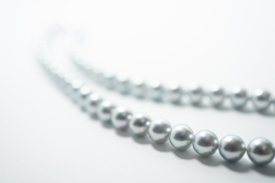 グレー真珠（グレーパール）の特徴とは？ナチュラルグレーと染色真珠の違い、着用シーンまで解説