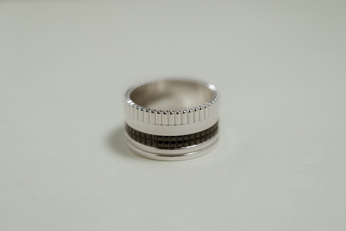 男性にもおすすめ！ブシュロン キャトル ブラック リングのスタイリング