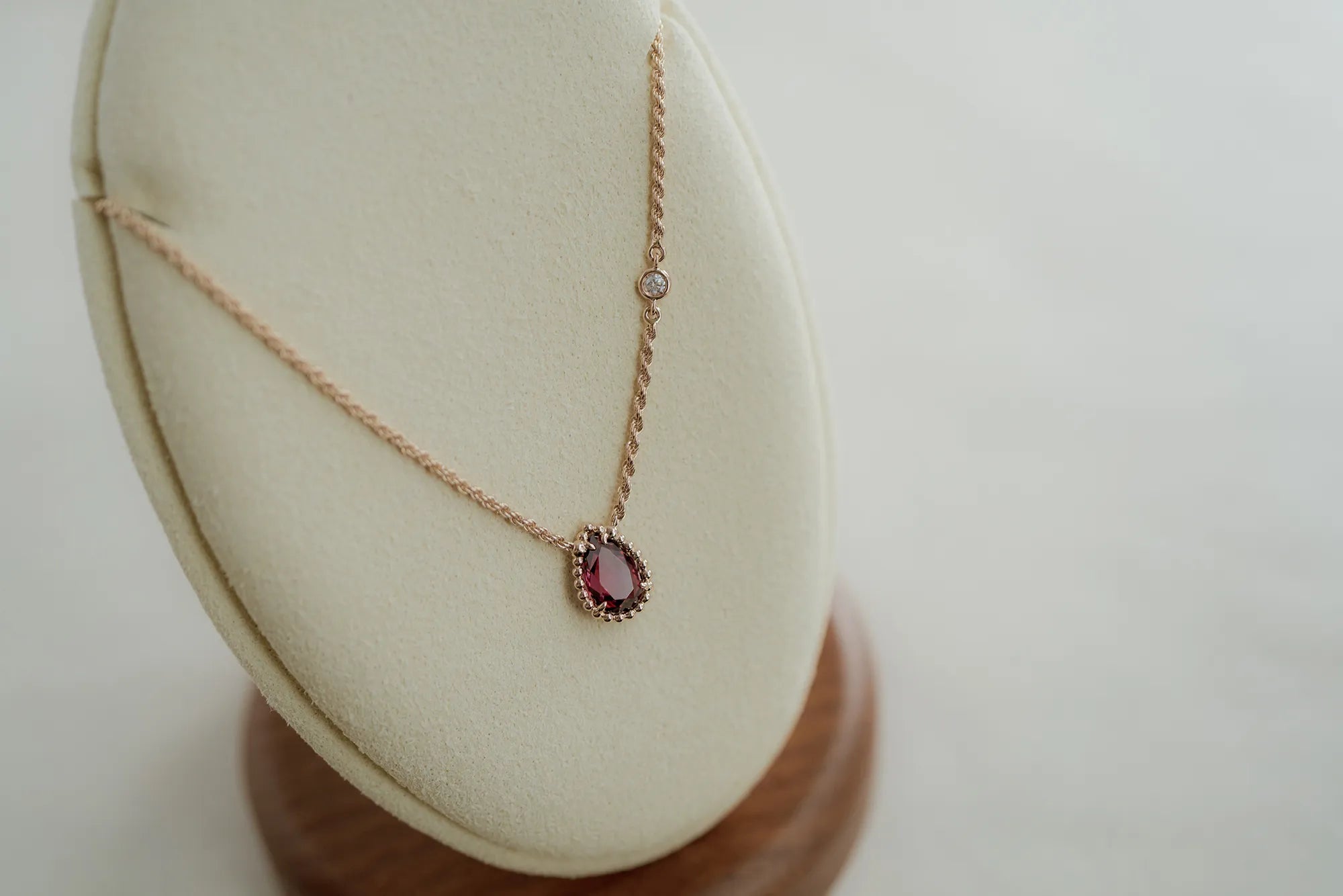 ブシュロンのセルパンボエム ネックレス ロードライトガーネット ネックレススタンド正面 JPN00629