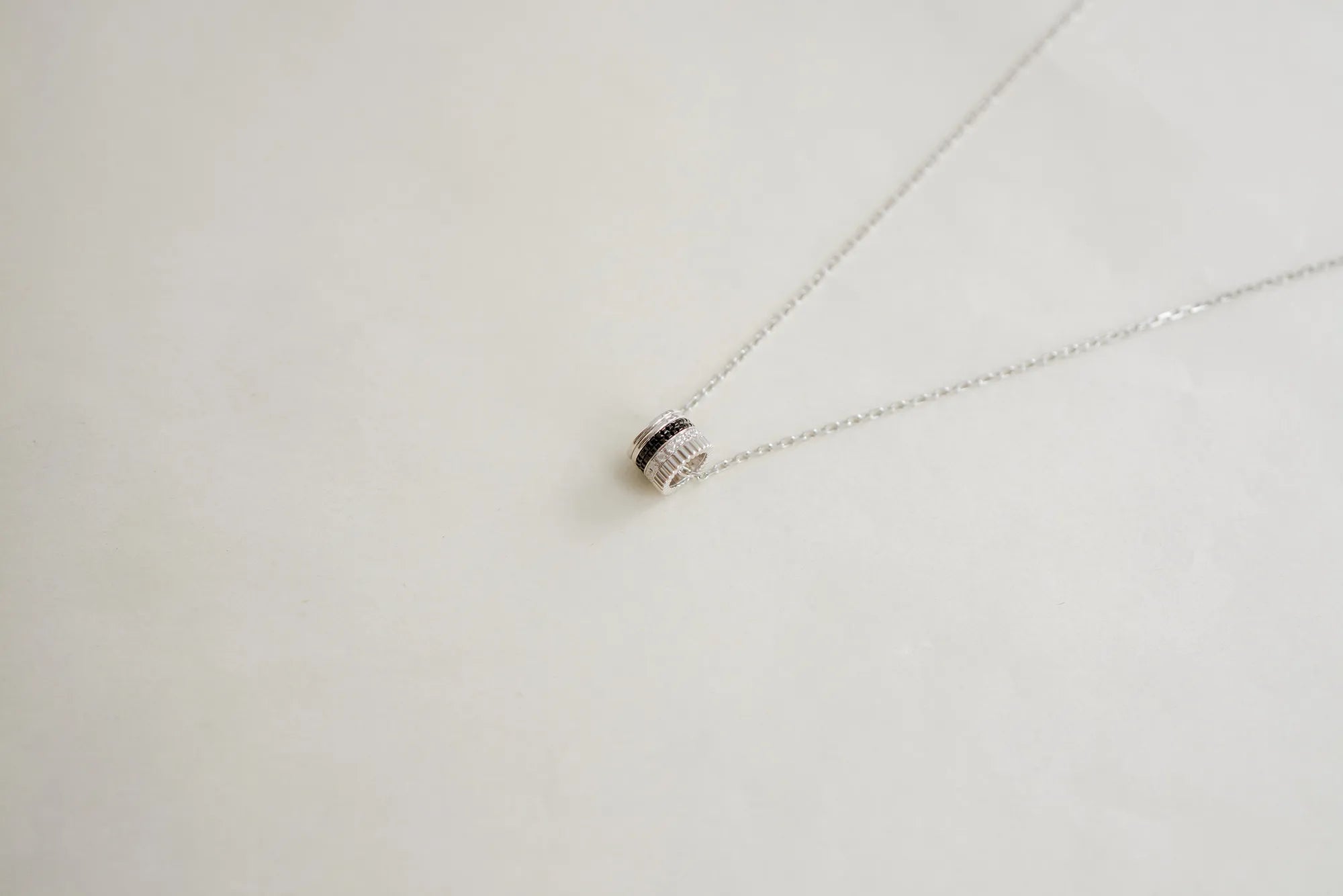 ブシュロンのキャトル ホワイト ネックレス ペンダント正面 JPN00678